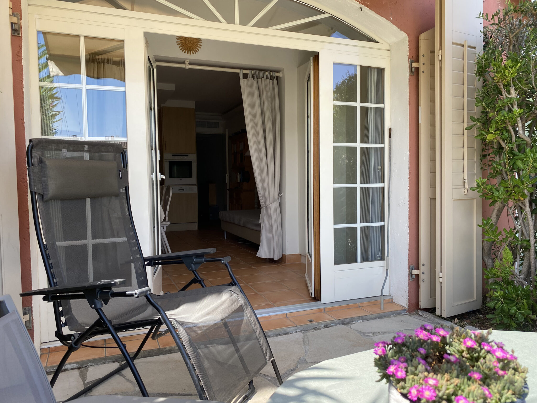 port-grimaud-ferienwohnung-gartensitzplatz